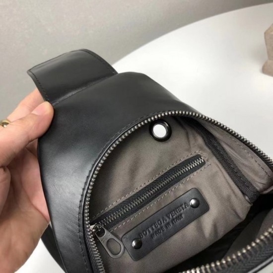 2022SS Men's chest bag latest arrival BOTTEGA VENETA Bottega Veneta 2022SS Men's chest bag latest arrival BOTTEGA VENETA Bottega Veneta