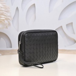 This summer's big favorite clutch bag 2022SS BOTTEGA VENETA