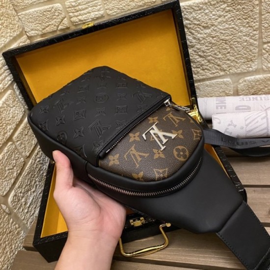 2022SS Men's chest bag Delivered from overseas Limited edition LOUIS VUITTON Louis Vuitton 2022SS Men's chest bag Delivered from overseas Limited edition LOUIS VUITTON Louis Vuitton