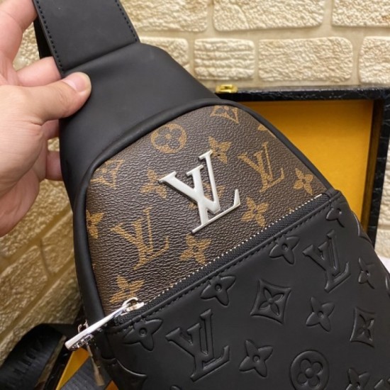 2022SS Men's chest bag Delivered from overseas Limited edition LOUIS VUITTON Louis Vuitton 2022SS Men's chest bag Delivered from overseas Limited edition LOUIS VUITTON Louis Vuitton