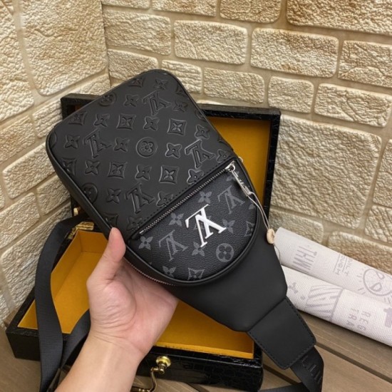 2022SS Men's Chest Bag Super Cool Spring Summer New LOUIS VUITTON Louis Vuitton 2022SS Men's Chest Bag Super Cool Spring Summer New LOUIS VUITTON Louis Vuitton