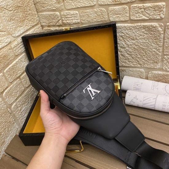 2022SS Men's Chest Bag New item Suddenly price cut! LOUIS VUITTON 2022SS Men's Chest Bag New item Suddenly price cut! LOUIS VUITTON