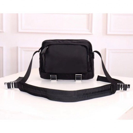 2022SS Men's Shoulder Bag PRADA Prada is highly favored by men and women of all ages. 2022SS Men's Shoulder Bag PRADA Prada is highly favored by men and women of all ages.