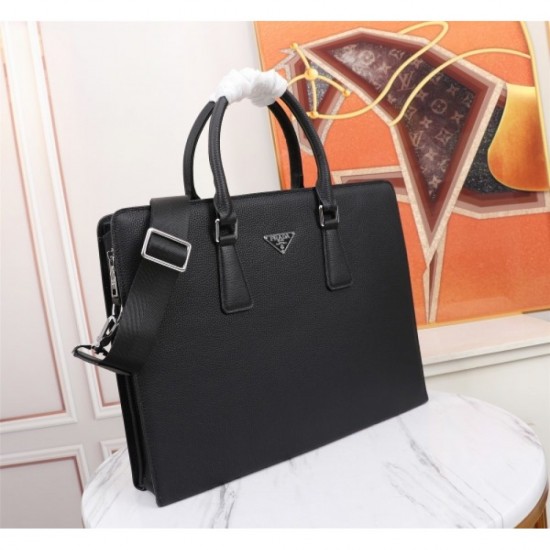 A briefcase that you can fully enjoy this summer 2022SS PRADA Prada A briefcase that you can fully enjoy this summer 2022SS PRADA Prada