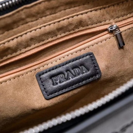 Clutch bag 2022SS PRADA Prada with a feeling of outstanding omission Clutch bag 2022SS PRADA Prada with a feeling of outstanding omission