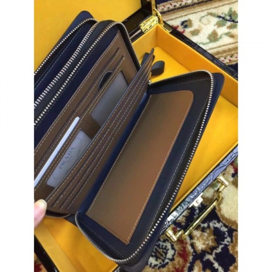 Summer essential items Clutch bag 2022SS PRADA Prada Summer essential items Clutch bag 2022SS PRADA Prada