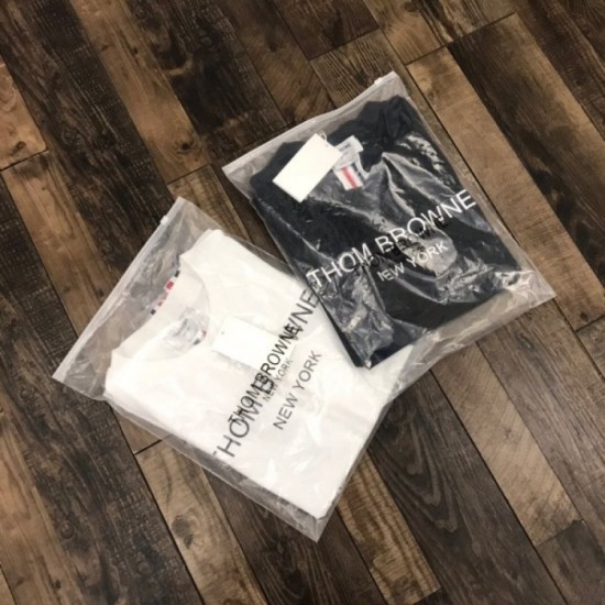 2022SS THOM BROWNE Thom Browne unisex short sleeve T-shirt attracting attention in early spring 2022SS THOM BROWNE Thom Browne unisex short sleeve T-shirt attracting attention in early spring