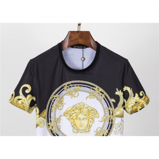 Perfect for summer outings Men's T-shirt 2022SS VERSACE Versace Perfect for summer outings Men's T-shirt 2022SS VERSACE Versace