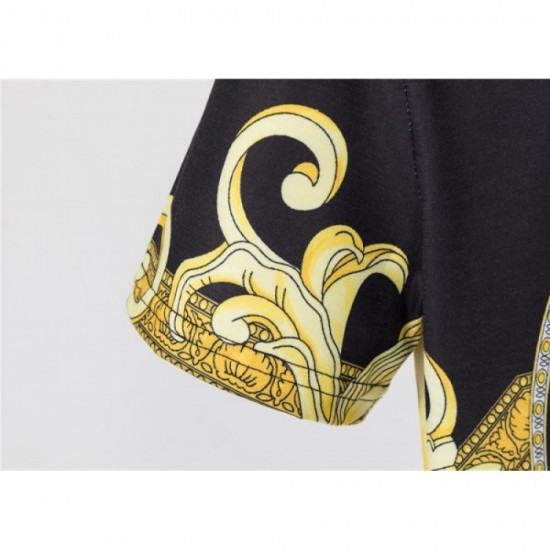 Perfect for summer outings Men's T-shirt 2022SS VERSACE Versace Perfect for summer outings Men's T-shirt 2022SS VERSACE Versace