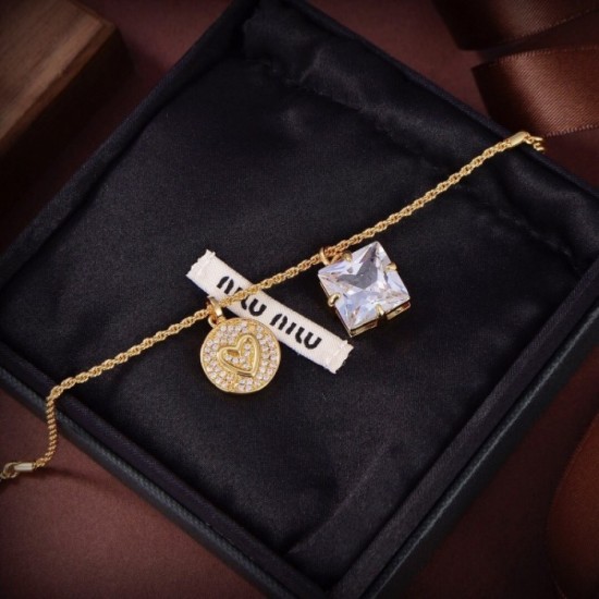 A must-have item for autumn and winter MIU MIU 2022AW bracelet A must-have item for autumn and winter MIU MIU 2022AW bracelet