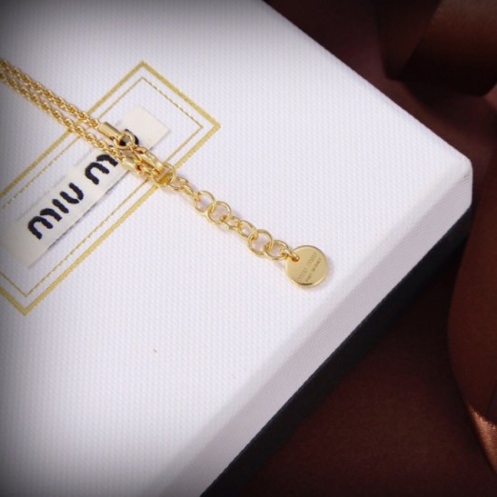 A must-have item for autumn and winter MIU MIU 2022AW bracelet A must-have item for autumn and winter MIU MIU 2022AW bracelet