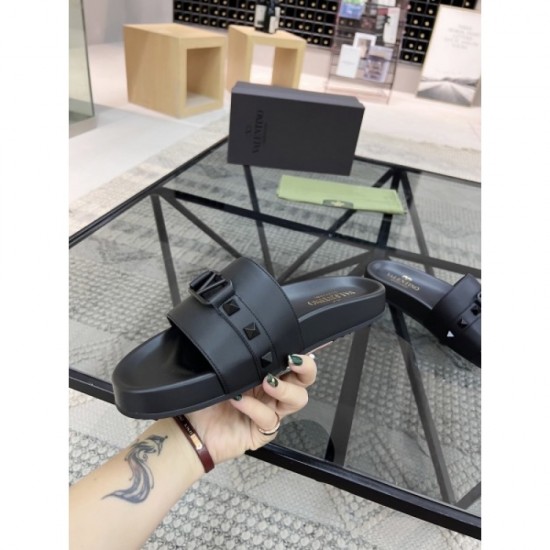 2022SS Check out the trends in spring and summer Men's slippers VALENTINO 2022SS Check out the trends in spring and summer Men's slippers VALENTINO