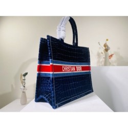 2022SS DIOR Dior tote bag has a neat feeling