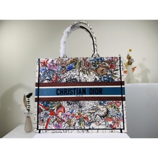 2022SS DIOR Dior tote bag casual outfit 2022SS DIOR Dior tote bag casual outfit
