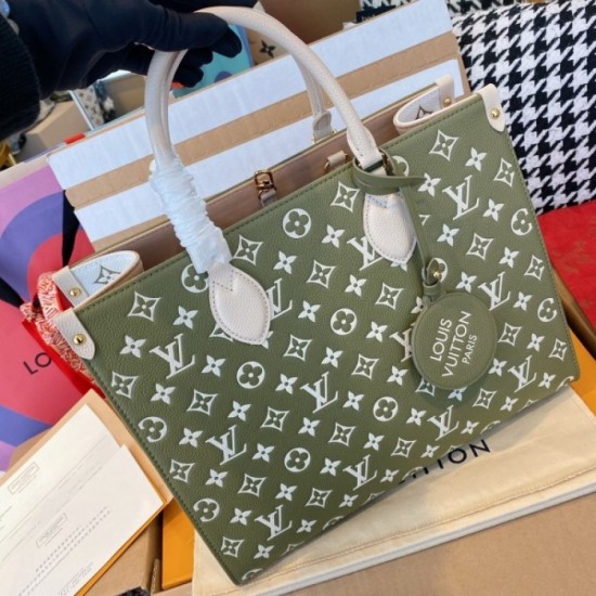 2022SS LOUIS VUITTON Louis Vuitton tote bag An eye-catching first place 2022SS LOUIS VUITTON Louis Vuitton tote bag An eye-catching first place