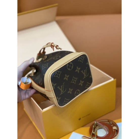 2022SS LOUIS VUITTON Louis Vuitton tote bag full of charm 2022SS LOUIS VUITTON Louis Vuitton tote bag full of charm