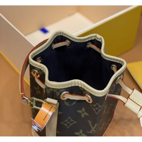 2022SS LOUIS VUITTON Louis Vuitton tote bag full of charm 2022SS LOUIS VUITTON Louis Vuitton tote bag full of charm