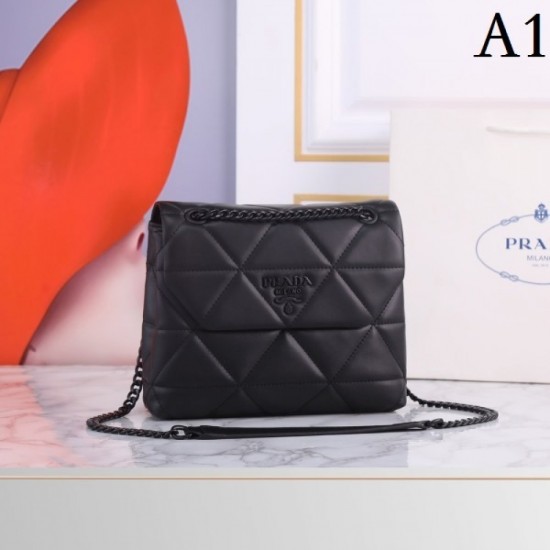 PRADA Prada shoulder bag 2022SS transformed into a beautiful outfit PRADA Prada shoulder bag 2022SS transformed into a beautiful outfit