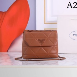 PRADA Prada shoulder bag 2022SS transformed into a beautiful outfit