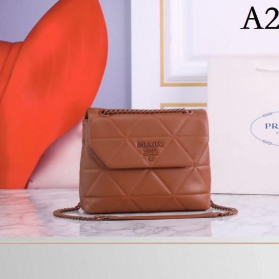 PRADA Prada shoulder bag 2022SS transformed into a beautiful outfit PRADA Prada shoulder bag 2022SS transformed into a beautiful outfit