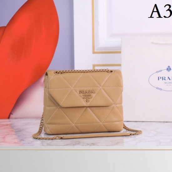 PRADA Prada shoulder bag 2022SS transformed into a beautiful outfit PRADA Prada shoulder bag 2022SS transformed into a beautiful outfit