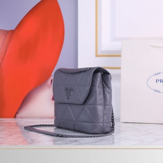 PRADA Prada shoulder bag 2022SS transformed into a beautiful outfit PRADA Prada shoulder bag 2022SS transformed into a beautiful outfit