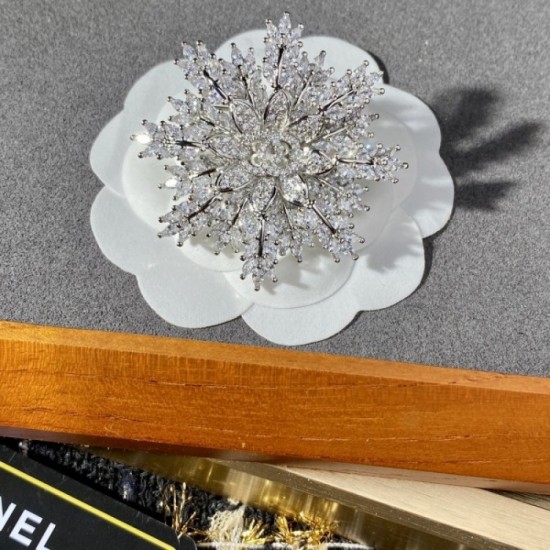 CHANEL 2022 fashionable summer fashion brooch CHANEL 2022 fashionable summer fashion brooch