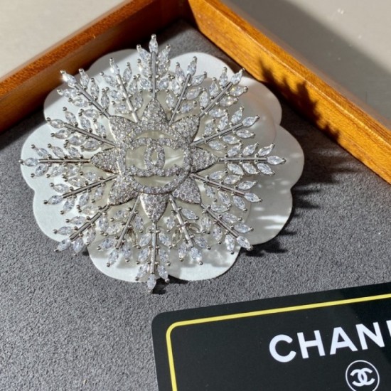 CHANEL The most brooch for Spring / Summer 2022 fashion CHANEL The most brooch for Spring / Summer 2022 fashion