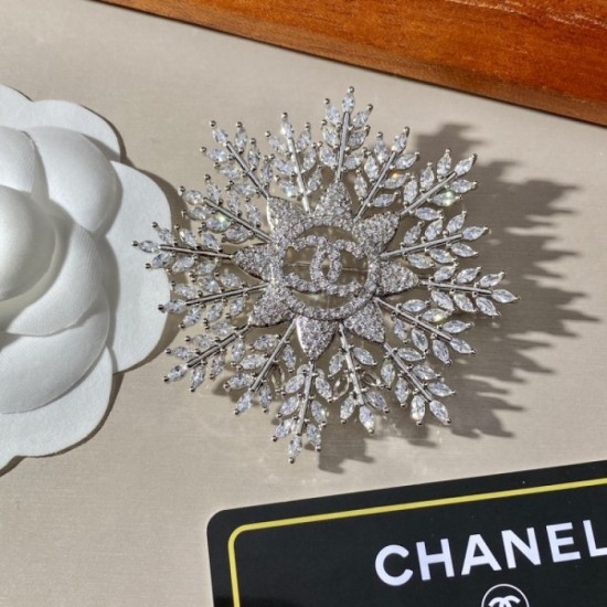 CHANEL The most brooch for Spring / Summer 2022 fashion CHANEL The most brooch for Spring / Summer 2022 fashion