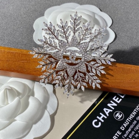 CHANEL The most brooch for Spring / Summer 2022 fashion CHANEL The most brooch for Spring / Summer 2022 fashion