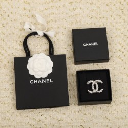 CHANEL 2022 brooch with a strong trend