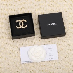 CHANEL A big trend brooch for the 2022 spring / summer season