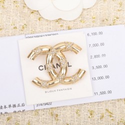 CHANEL A big trend brooch for the 2022 spring / summer season