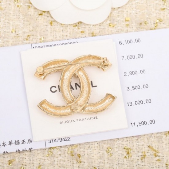 CHANEL A big trend brooch for the 2022 spring / summer season CHANEL A big trend brooch for the 2022 spring / summer season