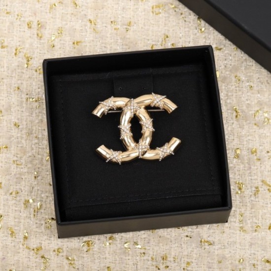 CHANEL A big trend brooch for the 2022 spring / summer season CHANEL A big trend brooch for the 2022 spring / summer season
