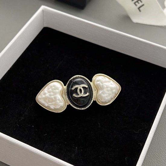 CHANEL Brooch in the Spring / Summer 2022 collection CHANEL Brooch in the Spring / Summer 2022 collection