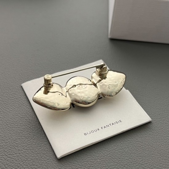 CHANEL Brooch in the Spring / Summer 2022 collection CHANEL Brooch in the Spring / Summer 2022 collection