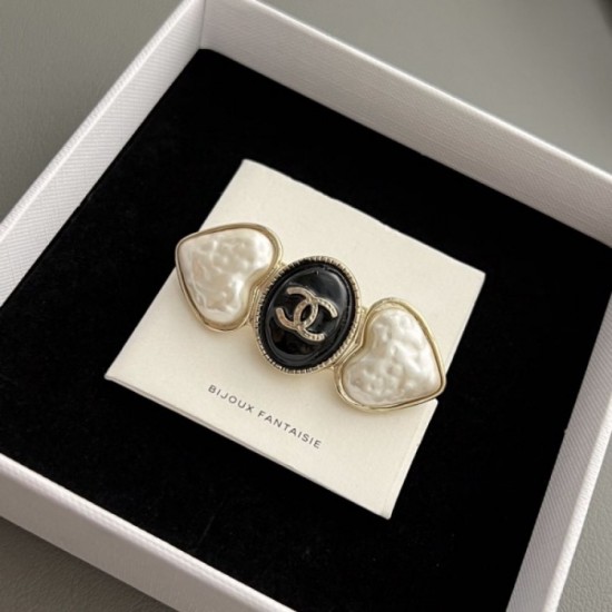CHANEL Brooch in the Spring / Summer 2022 collection CHANEL Brooch in the Spring / Summer 2022 collection