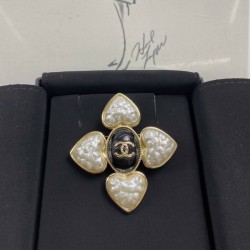 CHANEL Introducing the 2022 Spring / Summer season Brooch