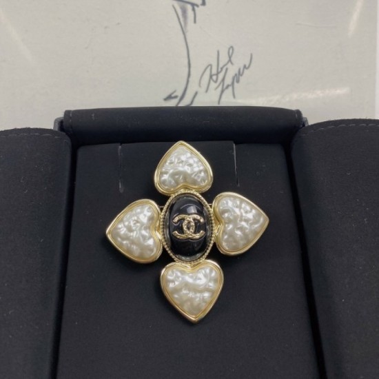 CHANEL Introducing the 2022 Spring / Summer season Brooch CHANEL Introducing the 2022 Spring / Summer season Brooch