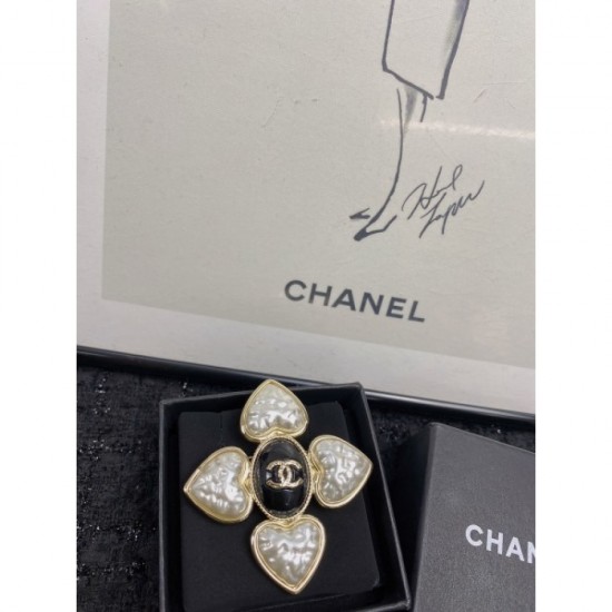 CHANEL Introducing the 2022 Spring / Summer season Brooch CHANEL Introducing the 2022 Spring / Summer season Brooch