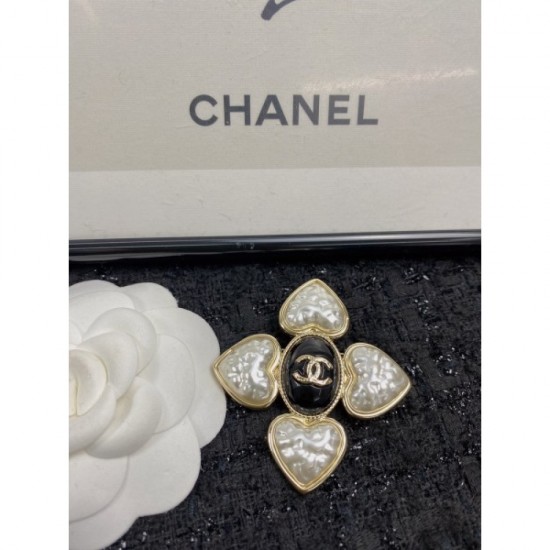 CHANEL Introducing the 2022 Spring / Summer season Brooch CHANEL Introducing the 2022 Spring / Summer season Brooch