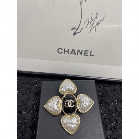 CHANEL Introducing the 2022 Spring / Summer season Brooch CHANEL Introducing the 2022 Spring / Summer season Brooch