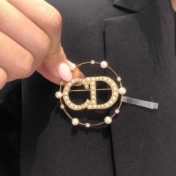 DIOR Dior 2022 summer new brooch with a sense of stability