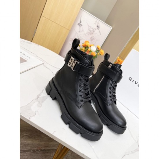 2022AW Boots Transformed into a beautiful outfit GIVENCHY Givenchy 2022AW Boots Transformed into a beautiful outfit GIVENCHY Givenchy