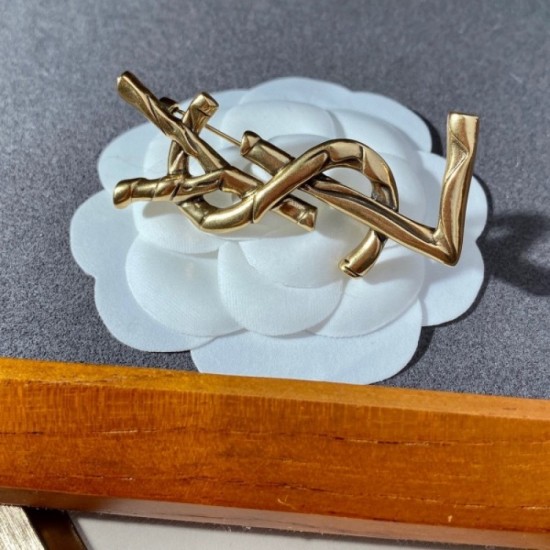 YSL Yves Saint Laurent This year's brooch is sure to be a big success YSL Yves Saint Laurent This year's brooch is sure to be a big success