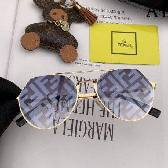 Two colors of sunglasses can be selected 2022SS Keep an eye on FENDI FENDI Two colors of sunglasses can be selected 2022SS Keep an eye on FENDI FENDI