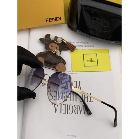 Two colors of sunglasses can be selected 2022SS Keep an eye on FENDI FENDI Two colors of sunglasses can be selected 2022SS Keep an eye on FENDI FENDI