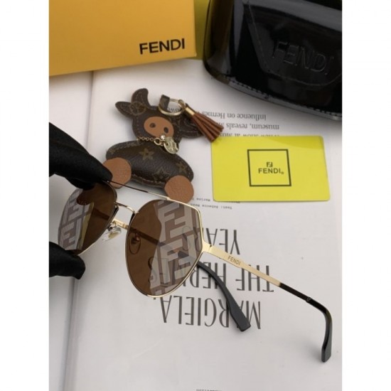 Two colors of sunglasses can be selected 2022SS Keep an eye on FENDI FENDI Two colors of sunglasses can be selected 2022SS Keep an eye on FENDI FENDI