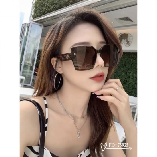 Two colors of sunglasses can be selected 2022SS Cute atmosphere FENDI FENDI Two colors of sunglasses can be selected 2022SS Cute atmosphere FENDI FENDI